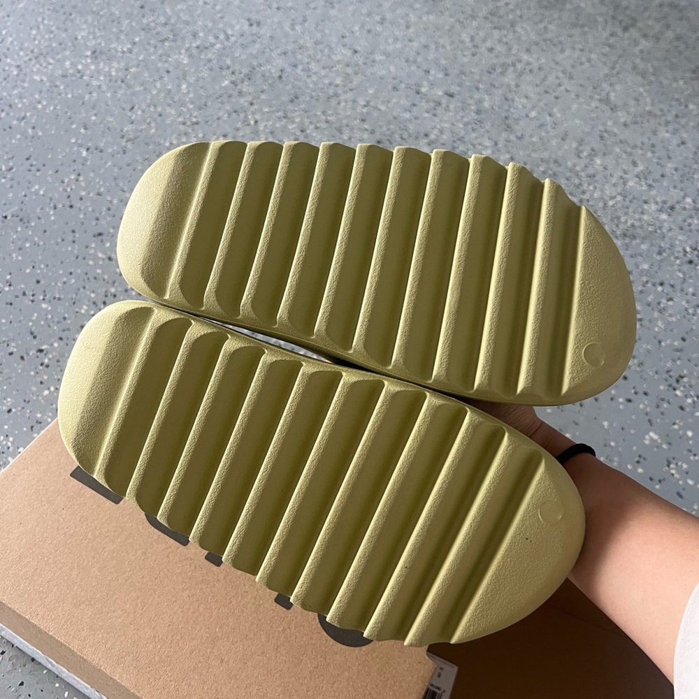 NWT adidas Yeezy Slide Resin with box Size 8 UK (around 10 US) UNISEX - Picture 5 of 9